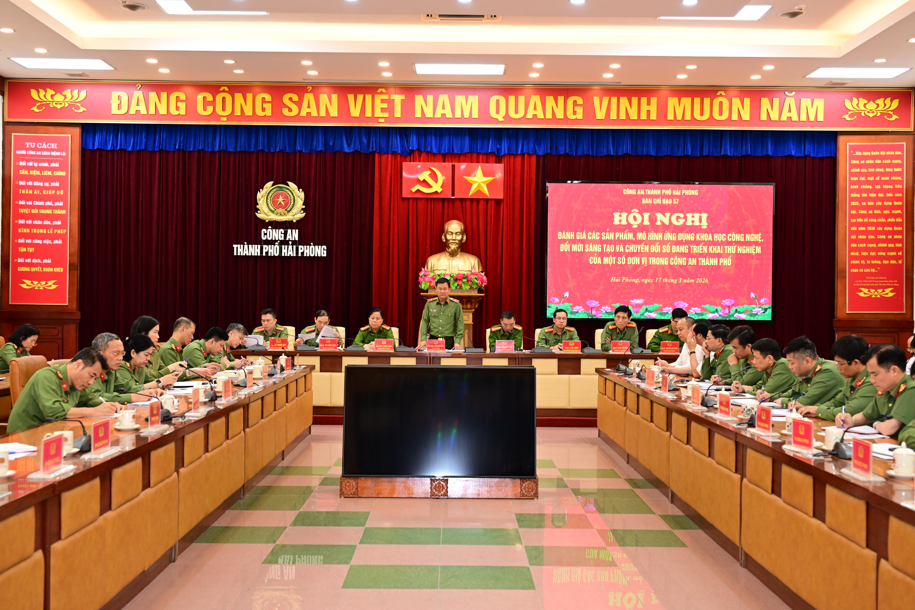 Ban Chỉ đạo thực hiện Nghị quyết 57-NQ/TW Công an thành phố đánh giá các sản phẩm, mô hình, ứng dụng khoa học công nghệ, đổi mới sáng tạo và chuyển đổi